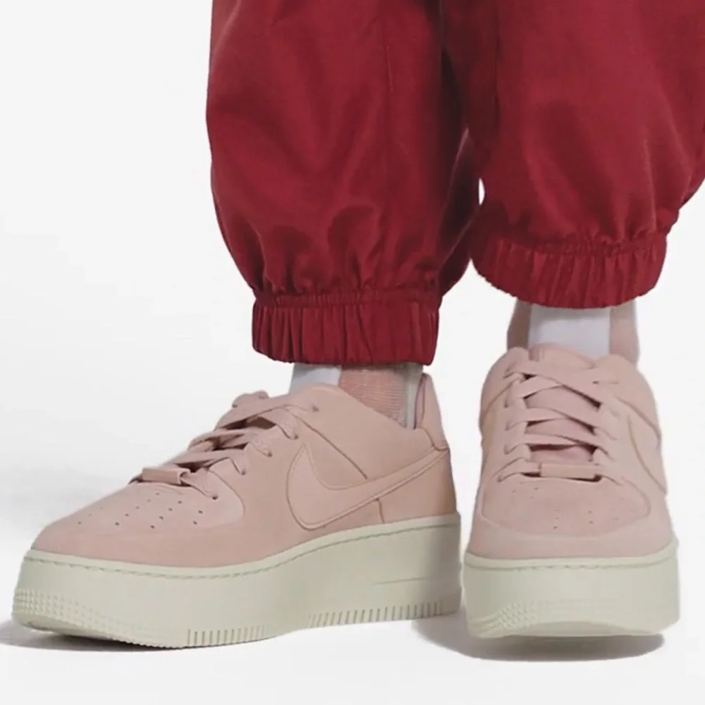 Nike WMNS Air Force 1 Sage Low Platform Sneakers Particle Beige/Phant AR5339-201
